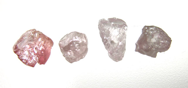 ピンクダイヤモンドのラフ（原石）: カラーダイヤモンド